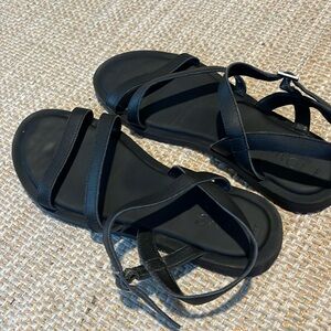 Tom’s flat black sandals